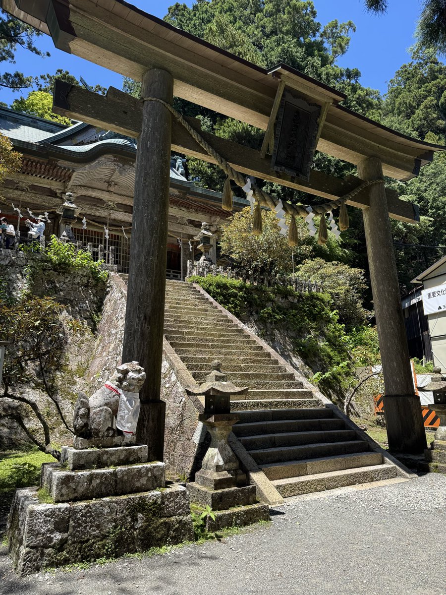 Rachel77u's tweet photo. いい気候だったので、#玉置神社 に行ってきました。道中の山道がクネクネしすぎ、かつ大きめなバスも通っていたので、ちょっとドキドキしながらの運転でした。あんな細い道を運転できること運転手さんステキです👏 https://t.co/8sc3tJZv8b