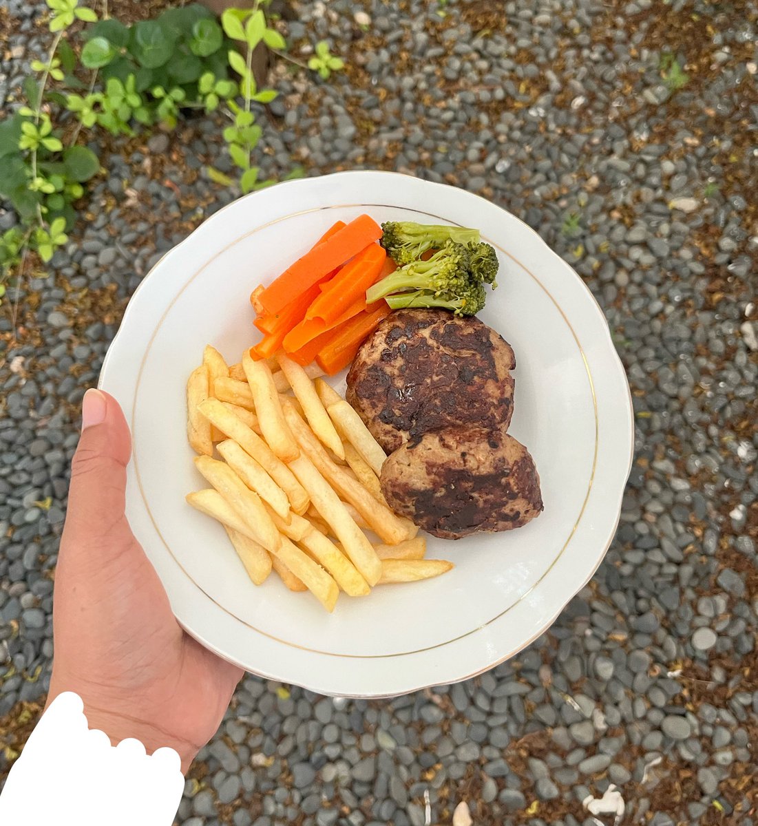 Tutubrunch's tweet photo. Masih dalam edisi #WeekendDaging, liat post Kak Sinad jadi inget pernah bikin Beef Patty ala-ala buat sarapan.
Tampilannya sih kurang menggugah selera yaa. Tapi dibuat sepenuh jiwa dan raga. *cailahh. Hahhaa
Sayangnya pas dingin tuh jadi keras. Kata Ibukku lebih baik campurannya pake roti tawar daripada tepung panir. Ada yg pernah bikin juga ? Any recommendation, gess ?