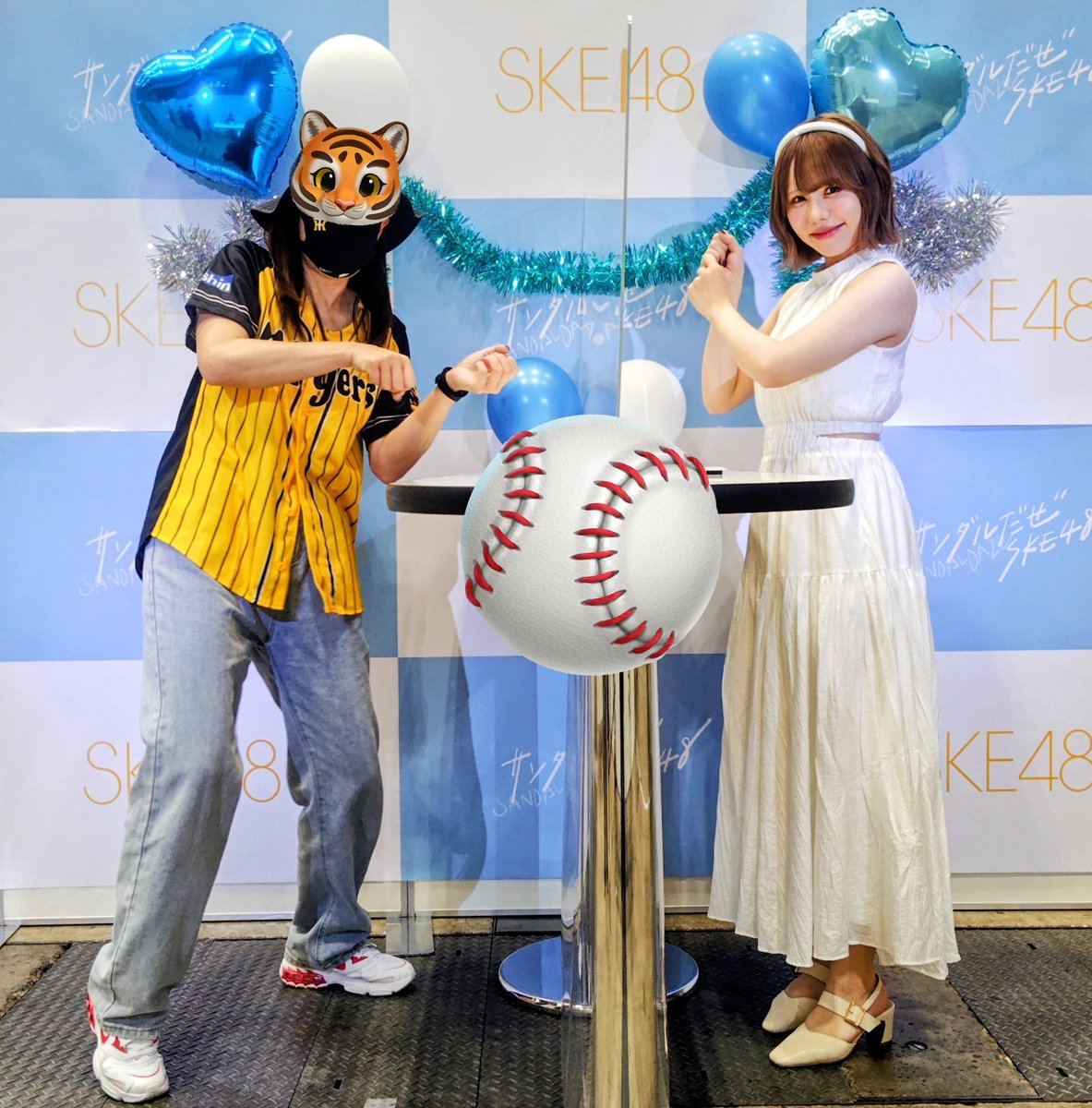 ya_24kai2's tweet photo. 【#佐藤佳穂】

🐚かほりん、白よく似合うよ。カワイイ。今あっち(ZOZOマリン)とこっちを行き来しててね。野球のポーズで撮りたいです
🥐(見て真似をする)
🐚(バントに変える)
　📷️
🥐がんばって
🐚ありがと

野球分からない系女子っぽくて良き
#現地でツーショット撮影会 #阪神タイガース https://t.co/EFO3vdH6RY