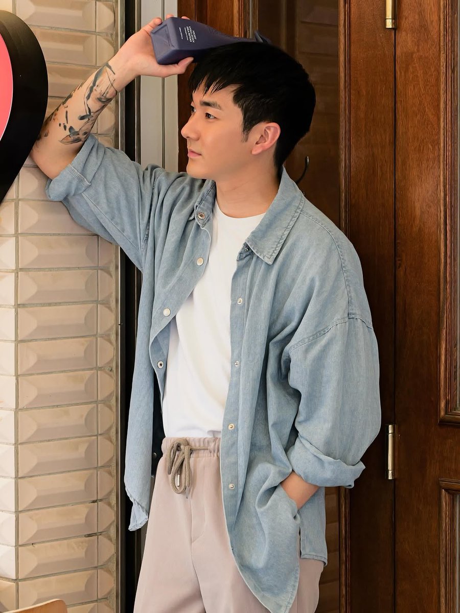stbrm's tweet photo. Treecell เค้าน่ารักกับเลิฟมาก แบคโฮไม่อยู่ก็ชวนพี่อาร่อนมาถ่ายแอดเล็กๆ ขวดใหญ่ ใช้ดี เย็นอ่อนๆ ด้วยนะ ถ้าจำไม่ผิดบิวเทรียมเอาเข้ามาขายในไทยด้วย https://t.co/HDSXLQqVTb