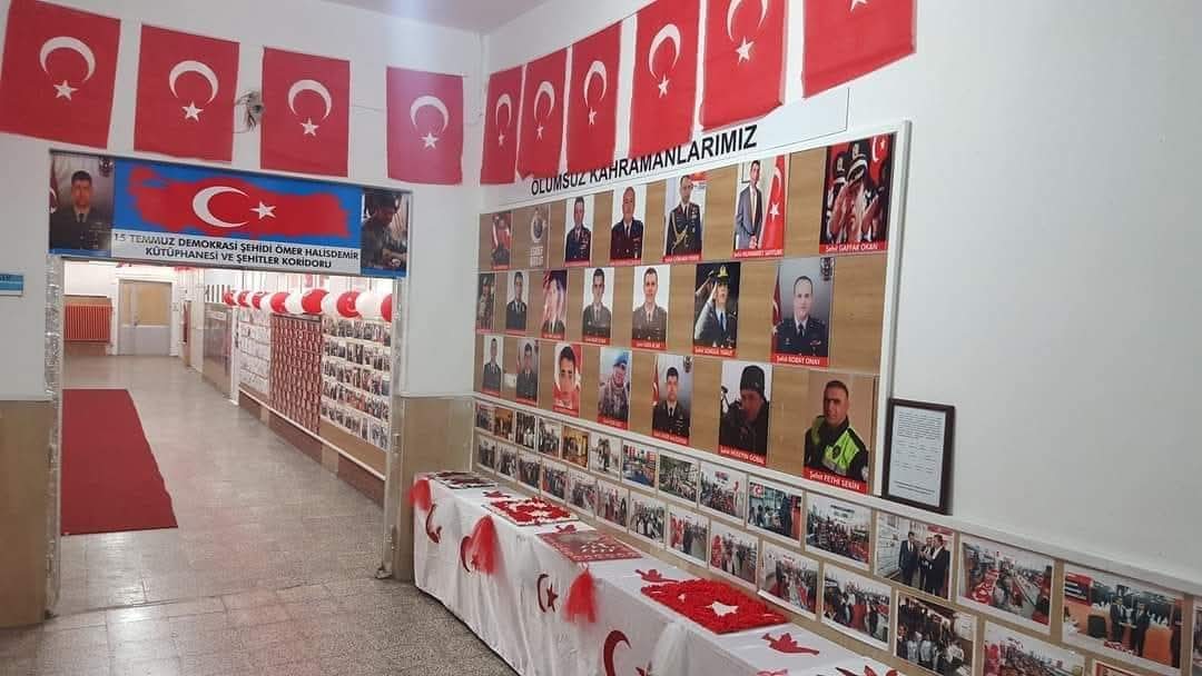 tayyip_dalgin's tweet photo. 31 Mayıs 2017 tarihinde, Şırnak’ın Uludere ilçesi Şenoba beldesinde, vatanımızın huzur ve güvenliği için yürütülen operasyonları denetlemekten dönen kahraman askerlerimizi taşıyan helikopterin kaza kırıma uğraması sonucu; aralarında 23. Jandarma Sınır Tümen Komutanı Tümgeneral Aydoğan Aydın’ın da bulunduğu 13 vatan evladımızı şehit vermiştik.
​Ülkemizin bölünmez bütünlüğü, milletimizin birlik ve beraberliği uğruna, canlarını siper ederek en üstün vazife bilinciyle görev yapan aziz şehitlerimizin acısı, aradan geçen zamana rağmen yüreğimizdeki tazeliğini ve derinliğini korumaktadır.
​Şehit Gazi Eğitim sendikası  ailesi olarak; hayatlarını bu topraklara, barışa ve adalete adayan; adlarını tarihe altın harflerle yazdıran Tümgeneral Aydoğan Aydın ve beraberindeki kahraman silah arkadaşlarını, şehadetlerinin yıl dönümünde rahmet, minnet ve saygıyla yad ediyoruz.
​Onların kutsal emaneti olan bu vatana ve bayrağa sahip çıkma irademiz her zaman tamdır. Bu elim kaza neticesinde aramızdan ayrılan aziz şehitlerimize Allah’tan rahmet; kederli ailelerine, Türk Silahlı Kuvvetleri’ne ve yüce Türk milletine bir kez daha başsağlığı ve sabır diliyoruz.
​Ruhları şad, mekânları cennet olsun.
​Saygılarımla