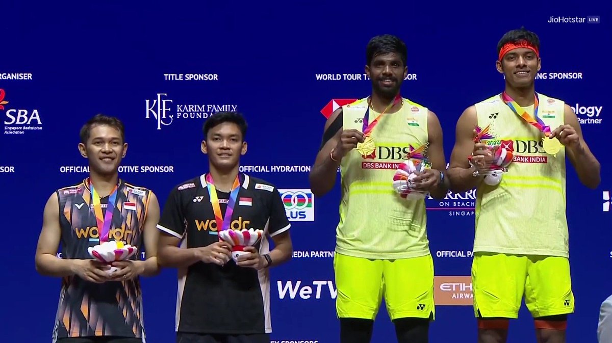 airnewsalerts's tweet photo. 🏸𝐒𝐚𝐭𝐰𝐢𝐤-𝐂𝐡𝐢𝐫𝐚𝐠 𝐰𝐢𝐧 𝐭𝐡𝐞 𝐒𝐢𝐧𝐠𝐚𝐩𝐨𝐫𝐞 𝐎𝐩𝐞𝐧 𝐭𝐢𝐭𝐥𝐞

Indian men's double pair of Satwiksairaj Rankireddy & Chirag Shetty won the finals of the Singapore Open tournament. 

The Indian pair defeated Indonesian pair of Muhammad Shohibul Fikri and Fajar Alfian  18-21, 21-17, 21-16 in the final match.

#SingaporeOpen | @BAI_Media