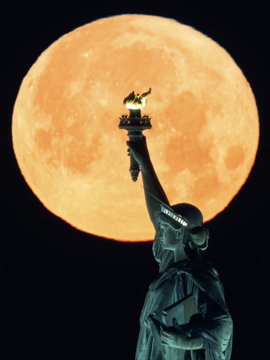 DanTVusa's tweet photo. “Lady Liberty &amp; The Full Blue Moon” 🗽🌕
#NewYorkCity https://t.co/wPdH224RYV