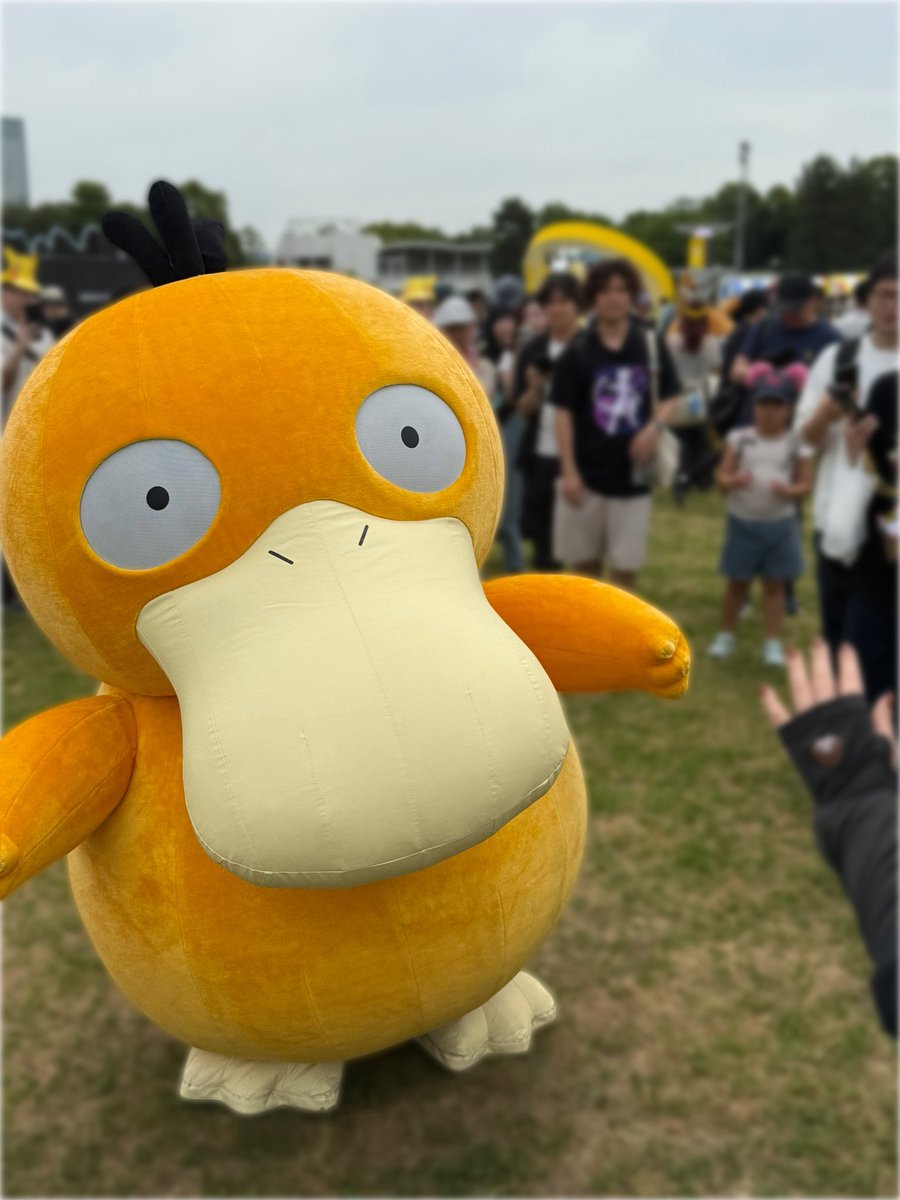 umeda1990's tweet photo. 無事帰宅💦
移動中はほぼ寝れてないしさすがに疲れたので、振り返りは明日にして撮影に応じるイーブイとコダックが可愛かったので置いて寝ます。
おやすみなさい💤
#ポケモンGO
#GOフェス東京 https://t.co/2WJMQ8FzdF