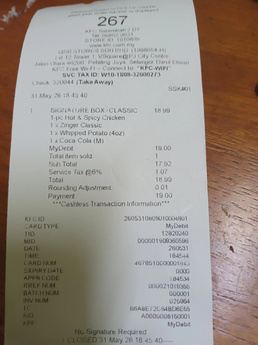 AmmuInzi's tweet photo. @KFCmalaysia 
It's worth it rm19 but I bought at seremban 2 City park  for my kid she complained hard to bite the burger and chicken. I tasted its so early cooked and standby. Even its ate but I'm not satisfied with the quality!!!!! https://t.co/PP9dj96RPy