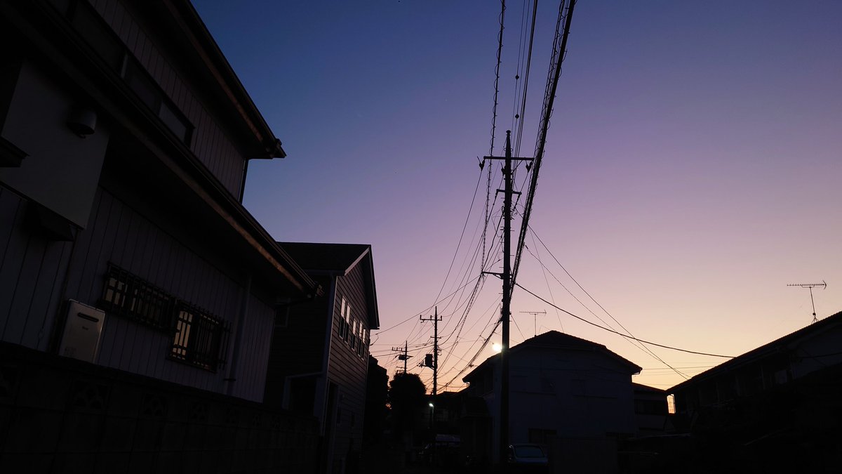 AtelierA0's tweet photo. 日本中のどこにでも転がってそうな夕暮れ時の光でも一喜一憂してしまう癖は治りそうにない。 https://t.co/8MCSmPYRtJ