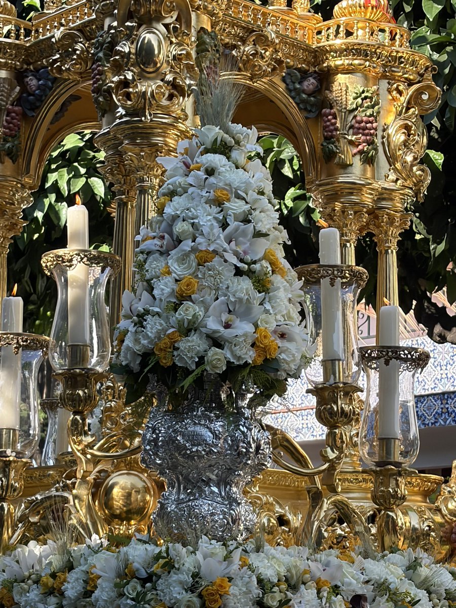 JaviGrado's tweet photo. Procesión Eucarística de la @HdadSanGonzalo por las calles de la feligresía. Nuestro exorno con un variado de flores blancas y detalles amarillos. https://t.co/3mjNTPmOab