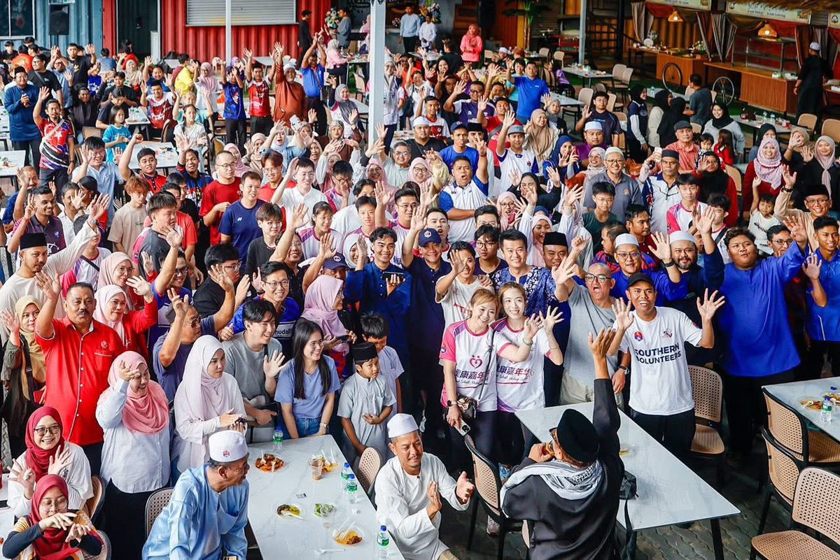 onnhafiz's tweet photo. Menjunjung kasih Duli Yang Amat Mulia Tunku Mahkota Ismail, Pemangku Sultan Johor, atas sokongan dan keprihatinan berterusan terhadap agenda pembangunan Orang Muda Johor.

Syukur Alhamdulillah, saya berpeluang beramah mesra dan bersantai bersama Orang Muda Johor di TMIYC Muar, selain turut hadir dalam Program Sarapan Bersama Orang Muda Johor di Pitstop Tangkak.

Program seperti ini menjadi platform penting untuk Kerajaan Negeri mendengar sendiri suara, pandangan dan cadangan anak muda, khususnya berkaitan peluang pekerjaan, pembangunan bakat, pendidikan, keusahawanan, ekonomi setempat serta hala tuju Johor dalam menghadapi perubahan ekonomi yang semakin pesat.

Kerajaan Negeri akan terus memperkasa agenda belia dengan menyediakan lebih banyak peluang, inisiatif dan ruang pembangunan untuk anak muda. Semangat Maju Johor bukan hanya tertumpu di kawasan tertentu, tetapi memastikan kemajuan dirasai di setiap daerah melalui peluang pekerjaan, peningkatan kemahiran, pertumbuhan perniagaan tempatan dan limpahan ekonomi kepada rakyat.

Justeru, saya menyeru seluruh Orang Muda Johor agar bersedia, meningkatkan kemahiran dan berani merebut segala peluang yang sedang diwujudkan di negeri ini. Insya-Allah, dengan semangat, keberanian dan kesungguhan anak muda, masa depan Johor yang lebih makmur, maju dan berdaya saing akan terus dibina bersama.

Allah Peliharakan Sultan
Allah Berkati Johor
Kepada Allah Kita Berserah

#BangsaJohor #MajuJohor #XtifJohor #OrangMudaJohor #OMJ