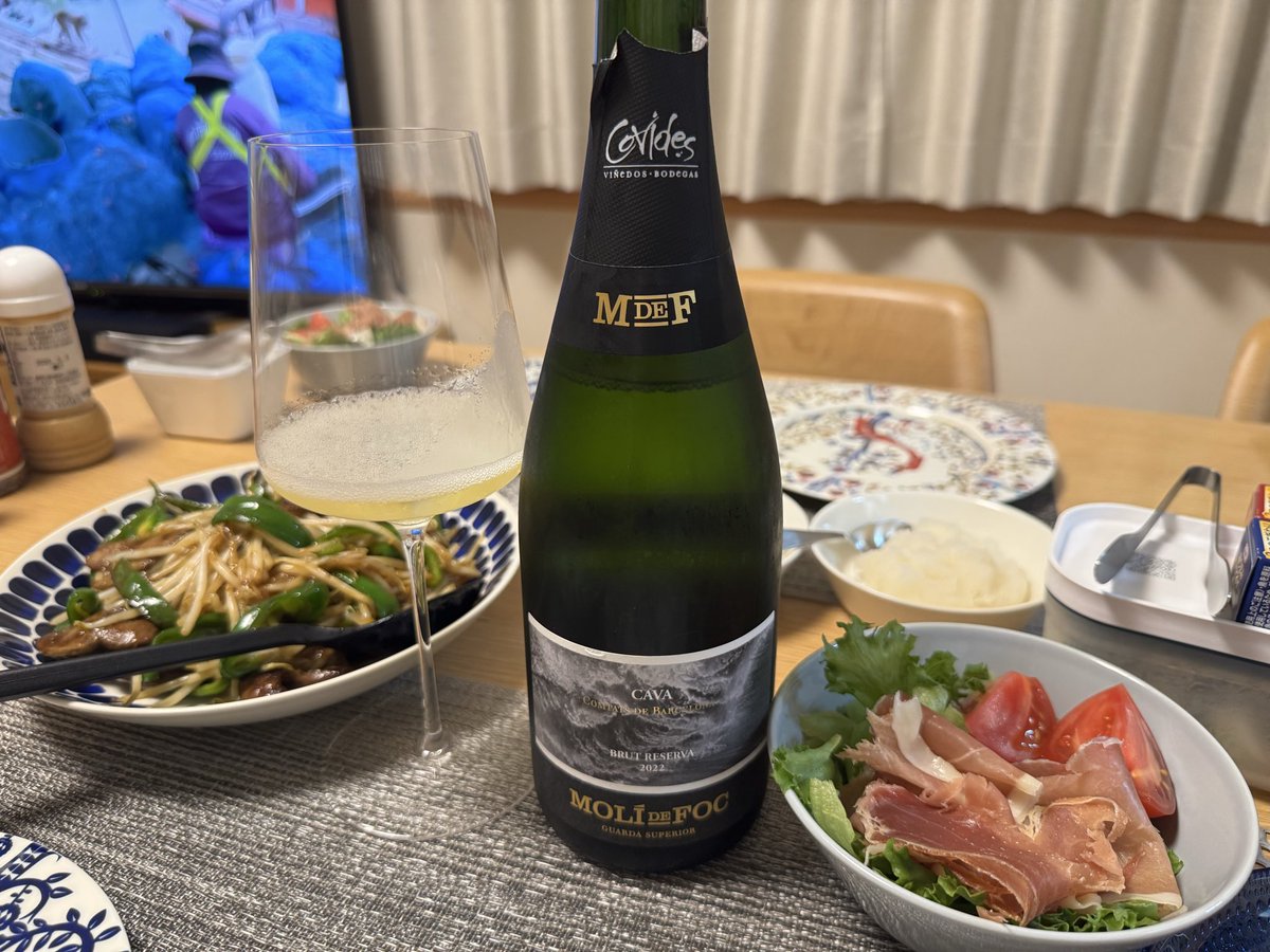 Sparkling_like's tweet photo. 日曜日も乾杯🥂です！
今日は結婚記念日でした。外に食事に行くつもりが、やっぱり家飲みがいいなぁということで。旦那様はローソン限定のハイボール。デザイン可愛いなぁ。 https://t.co/NoVuASSGHa