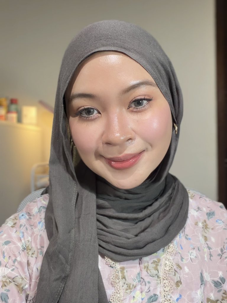 h0neymilktea_'s tweet photo. jujur baru nemu combo moist + cushion lokal yg segacor ini😭👋🏻 dipake lebih dr 10jam masih stay padahal kulitku oily https://t.co/mVr7HVjYGt