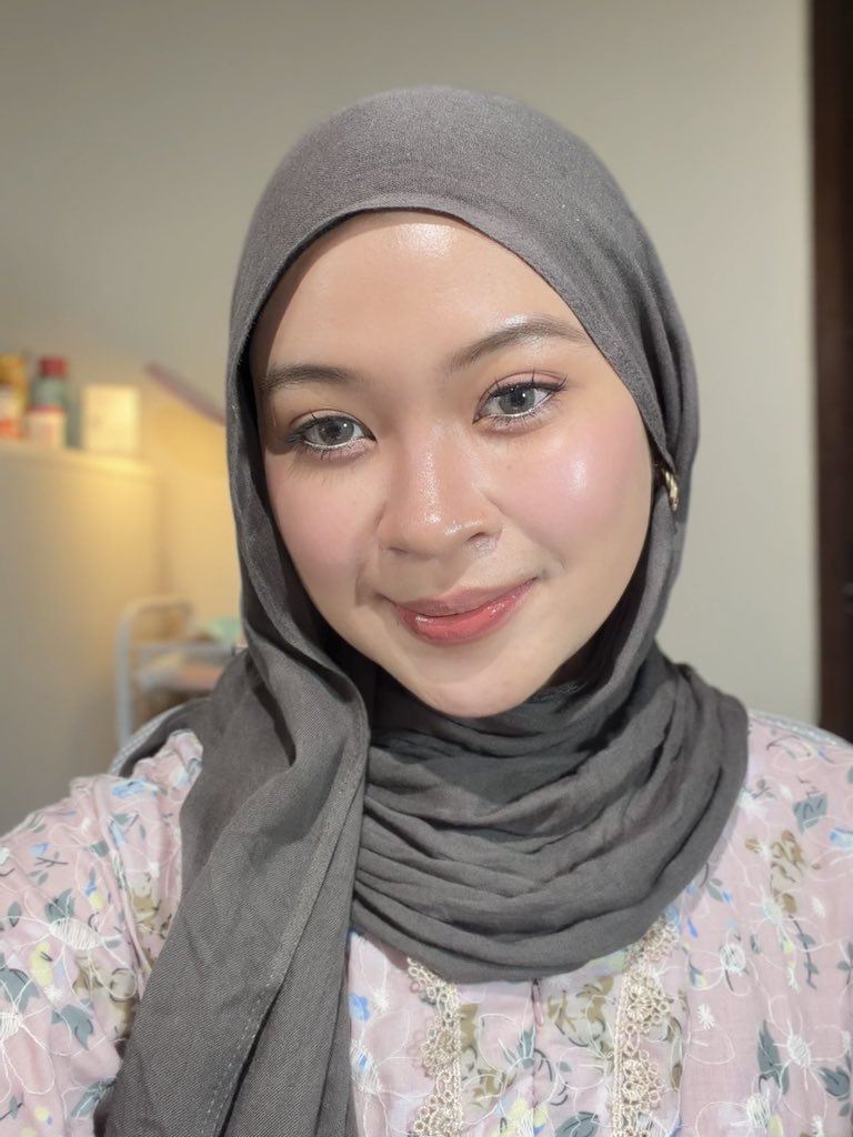 h0neymilktea_'s tweet photo. jujur baru nemu combo moist + cushion lokal yg segacor ini😭👋🏻 dipake lebih dr 10jam masih stay padahal kulitku oily https://t.co/mVr7HVjYGt