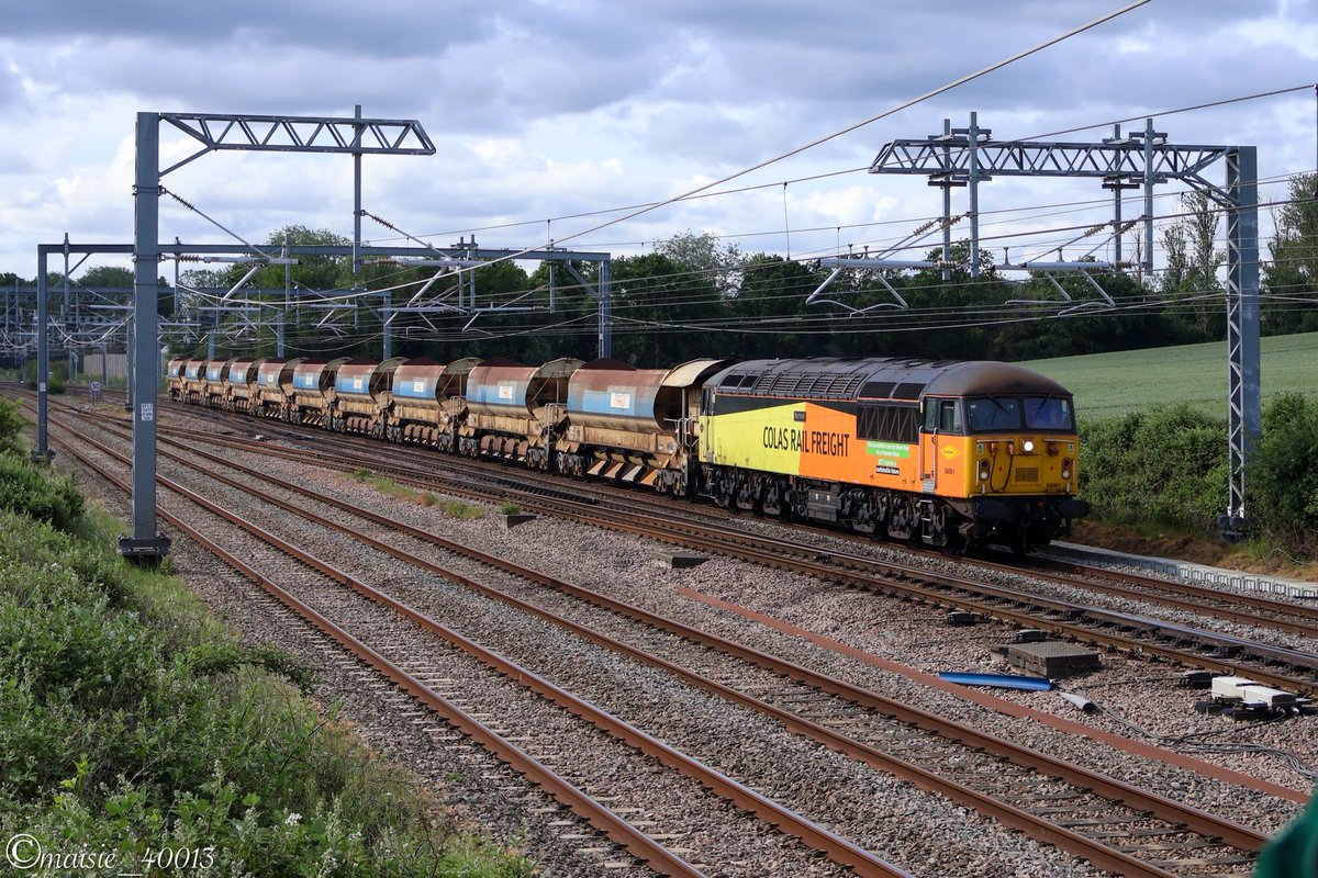 maisie_40013's tweet photo. 56051 “Survival” passing Harrowden Junction working 6C50 Flitwick to Toton North Yard. 31/5/26
#class56 #grid #colasrailfreight https://t.co/WPx4ph6wIm