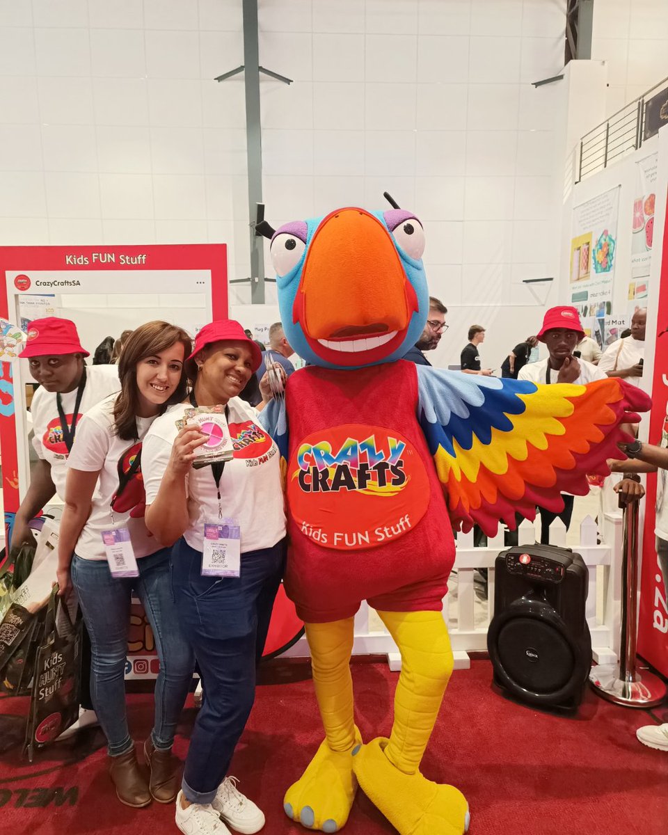 crazycraftssa's tweet photo. Ending off the month with a highlight! 😍🥹 
CiCi never misses a pic with the besties! https://t.co/POcRaqVoDp