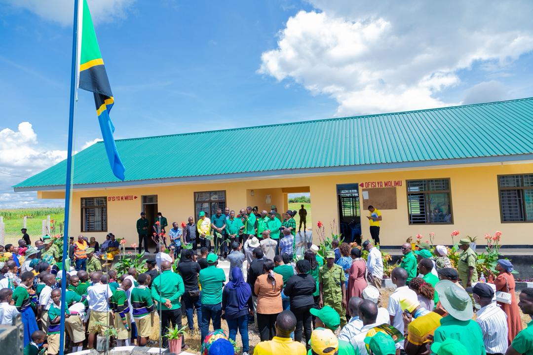 thesourcetz's tweet photo. MWENEZI WA CCM TAIFA AANZA ZIARA WILAYA YA HAI MKOA WA KILIMANJARO https://t.co/cp3Boz3Q6V