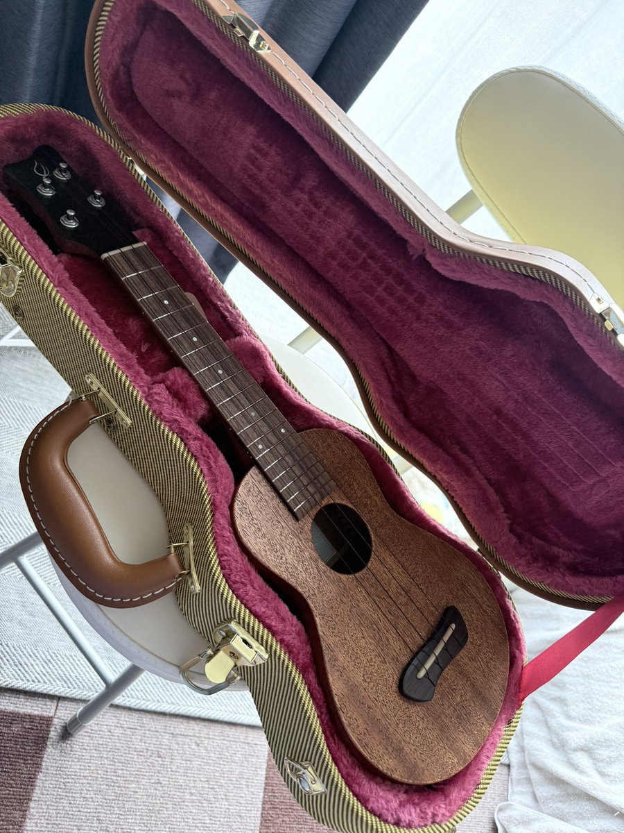 asagi__guitar's tweet photo. ウクレレをお迎えしました。
Leaf Instrumentsさんの
ソプラノウクレレ♪
心地の良い音に癒されます♪
ケースも可愛いの🤭
はじめてウクレレ弾きました。
何にも分からないんだけど
買ってきた教本見ながら
頑張って弾いた一日目です　笑
ギターの合間に
少しずつやろうと思います♪ https://t.co/btEWniadu2