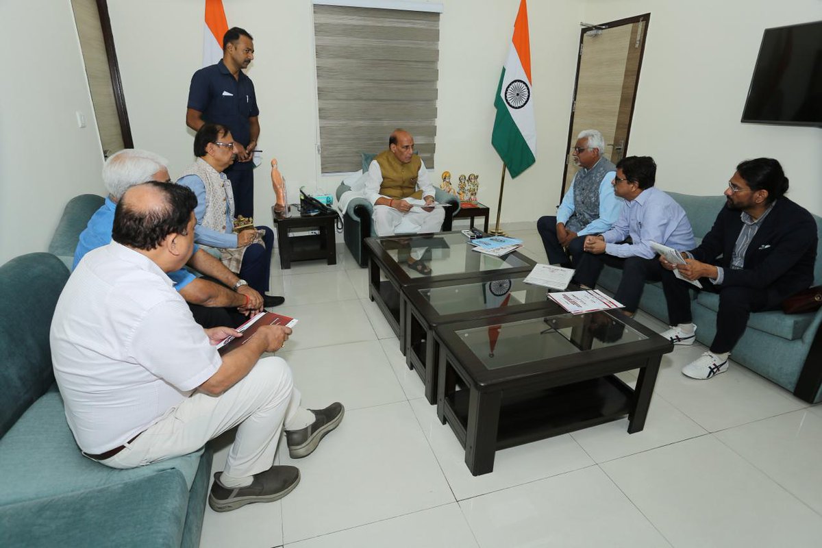IndiaExpoCentre's tweet photo. A meaningful meeting took place between Hon’ble Raksha Mantri (Defence Minister) Shri @rajnathsingh , Ministry of @SpokespersonMoD , Dr. Rakesh Kumar, #Chairman, @IndiaExpoCentre  - IEML, Shri @sudeepsarcar, CEO - #IEML, and..

#DefenceIndia #MakeInIndia #AtmanirbharBharat https://t.co/oNwdTVcKrC