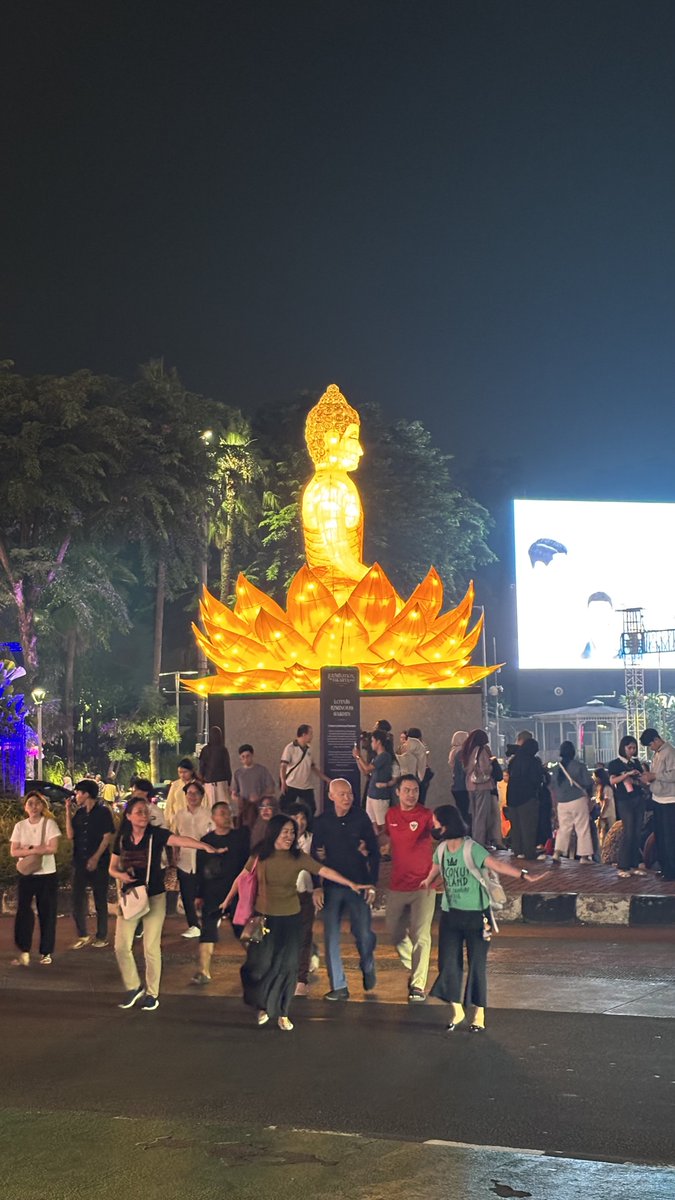 ALTheDiscreet's tweet photo. Seru juga ngeliatin animo warga yg nikmatin keluar malem buat ngeliat instalasi warna warni Jakarta. https://t.co/jEEnQmOVzA