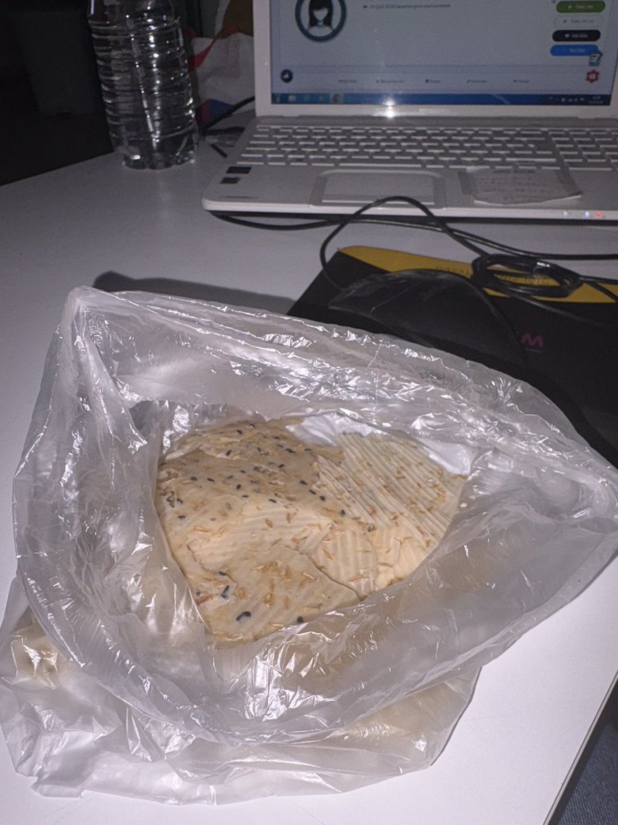 psikomor's tweet photo. Maraşlı bir PDR’nin çalışırken atıştırmalığı başka ne olabilir ki ? 😄 https://t.co/ZFWMO0cSZj
