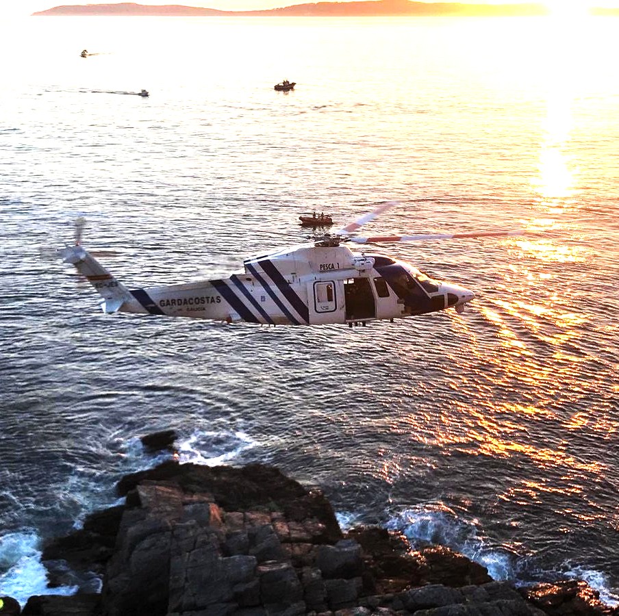 salvamentogob's tweet photo. Aviso @112Galicia de pescador desaparecido en playa Ancoradouro.
Controladores marítimos #Vigo envían a zona a Pesca I @GardacostasGal y salvamar Mirach.
Gracias a indicación de un particular, el Pesca I encuentra la persona en el agua y lleva directamente a helipuerto hospital. https://t.co/USxNJZvrYu