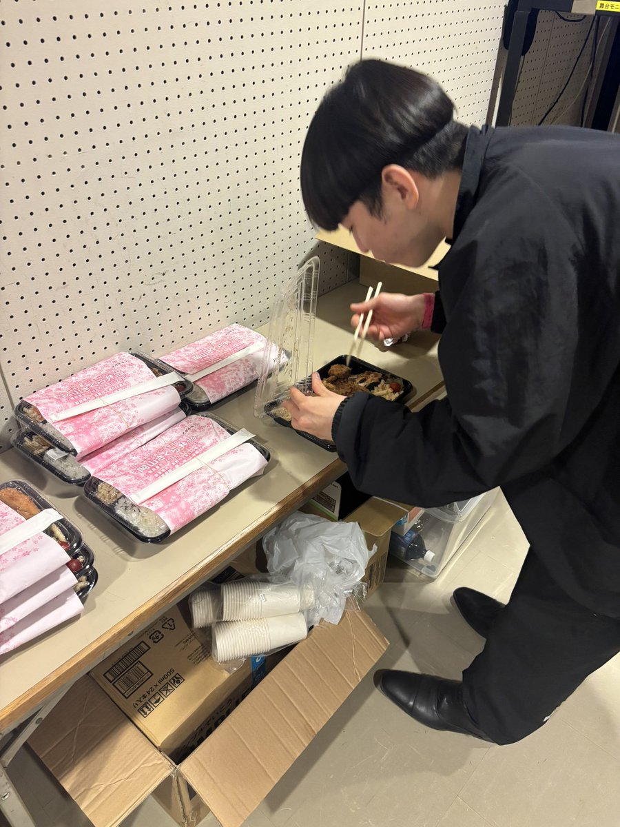 takuroakagi's tweet photo. Mツ岡山ありがとうございました！！
倉敷の美観地区の景色がとても綺麗でシャッターチャンスの宝庫だったのですが、腹減りすぎて弁当置き場で弁当食う吉野というノットシャッターチャンスでしか写真撮ってませんでした！！
M-1ツアー残すはファイナルの２回のみとなりました！！！！！
ぜひよろ！！！！！