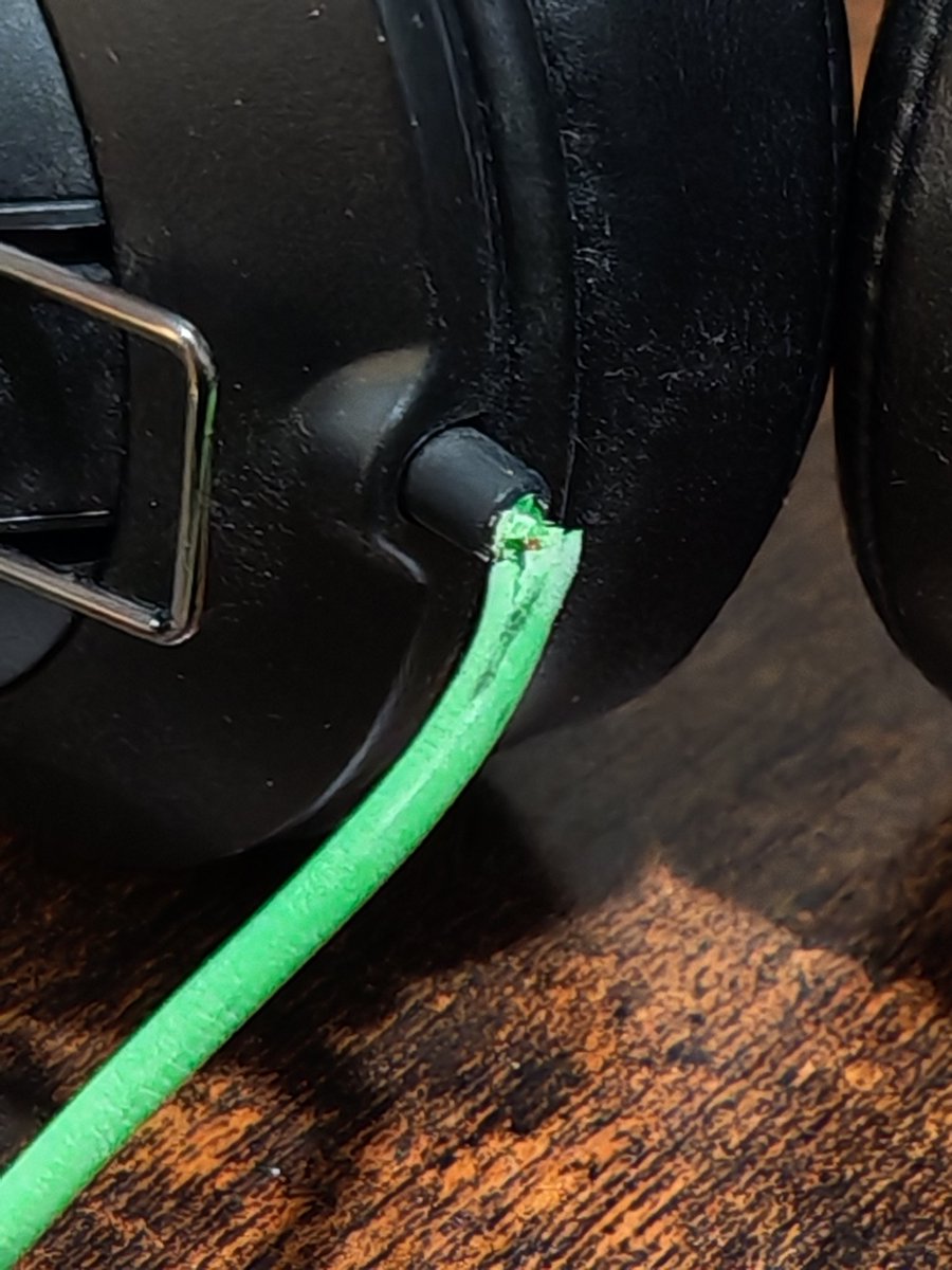 ProfTopito's tweet photo. Bought this pair of @Razer headphones a while back but had only worn them a couple of times. The headphones themselves look like new, but gutted to find out the cable they used was trash and literally just fell apart. Never seen this happen on headphones ever before 😭 https://t.co/qoxphbGvG3