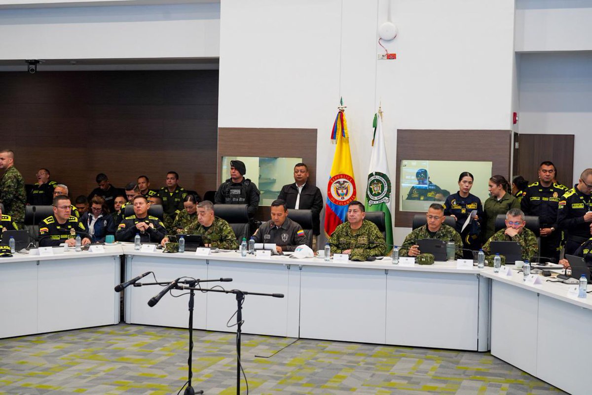 COMANDANTE_FFMM's tweet photo. #AEstaHora l En cabeza del señor @mindefensa instalamos el Puesto de Mando Unificado Nacional que hará seguimiento permanente al desarrollo de la jornada electoral en todo el país.

En coordinación con las autoridades civiles, la Policía Nacional y los organismos de control, mantenemos desplegadas todas nuestras capacidades para acompañar a los colombianos en el ejercicio libre y seguro de su derecho al voto. 🇨🇴

#PlanDemocracia2026