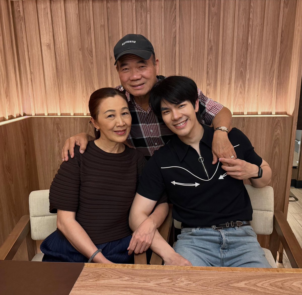MilePhakphumJFC's tweet photo. 🌹IG Update P'nathanee_rom ·˖✶

『Love and miss you so much 💚 #milephakphum @milephakphum 』

Perfect family in Thailand💚

#GreenyRose
#MilePhakphum https://t.co/boEOaoLHm5
