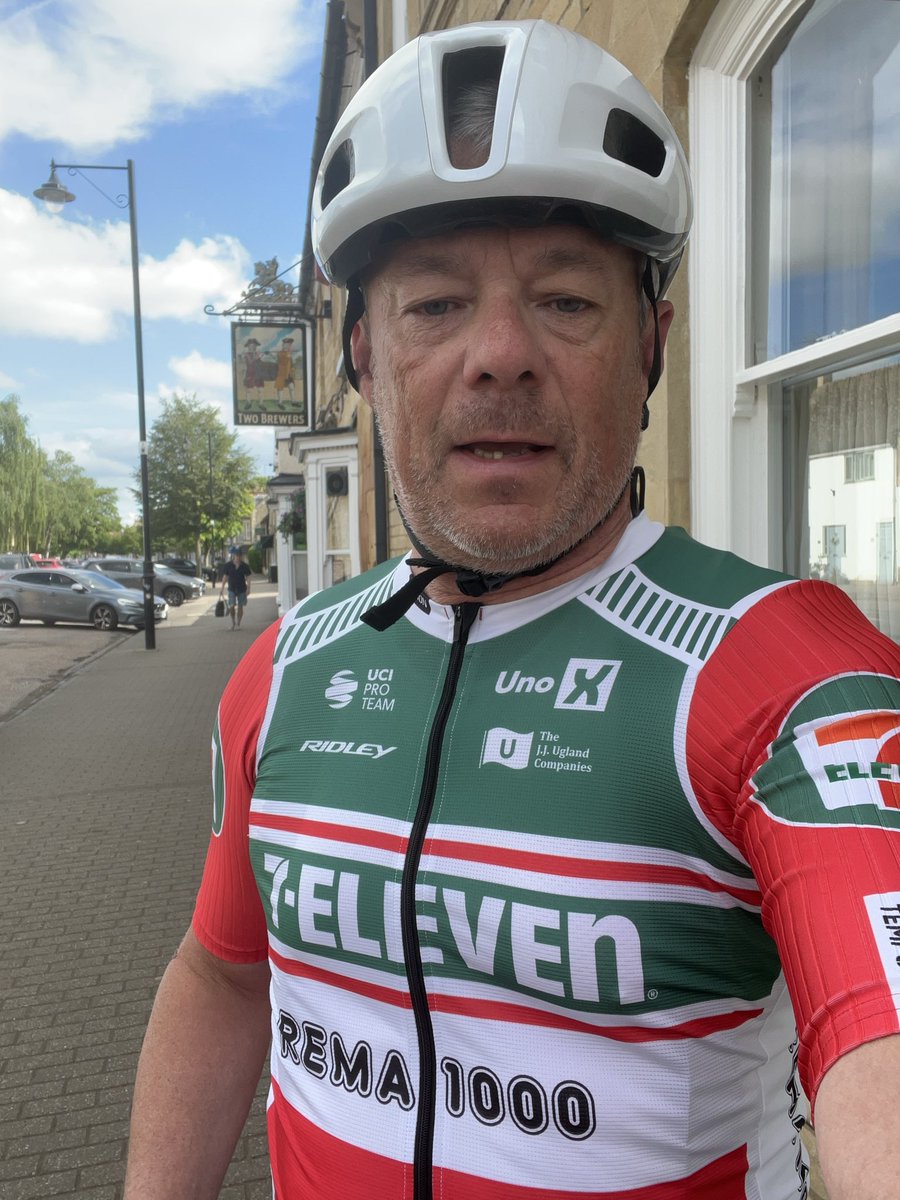 JasonGiller's tweet photo. Nice Sunday shuffle out and around bucks and beds, stopping off at the bike bus for a lovely chat and decent coffee https://t.co/0P77artQw9