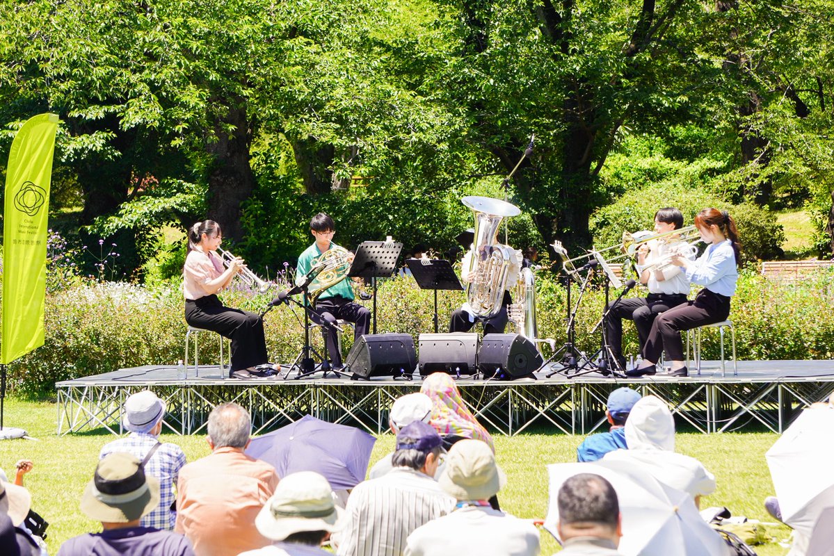 cmf_pr's tweet photo. 神代植物公園にて、フローラルコンサートが開催されました！☺️

花に囲まれながら大空に響く、金管五重奏のアンサンブルをお楽しみいただけましたでしょうか？💐

ご来場いただいた皆さま、ありがとうございました！

出演：Éclat Brass（桐朋学園大学学生による金管五重奏）、森下唯（司会）
　黒田希美（トランペット）
　阿部桜花（トランペット）
　小出佑太（ホルン）
　島津拓未（トロンボーン）
　佐藤涼華（テューバ）

主催：公益財団法人東京都公園協会、神代植物公園、公益財団法人調布市文化・コミュニティ振興財団

#CIMF2026 #調布国際音楽祭