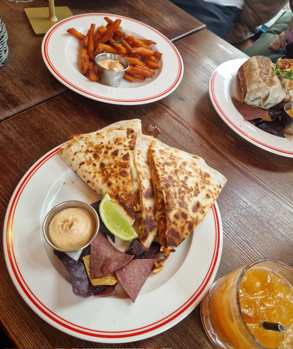 AlexPilchPisze's tweet photo. Targi są ważne, ale food porn z @KorpoLudka i @PBluecloud lądują zawsze bardzo wysoko 🙂‍↕️ https://t.co/v30PJs41JW