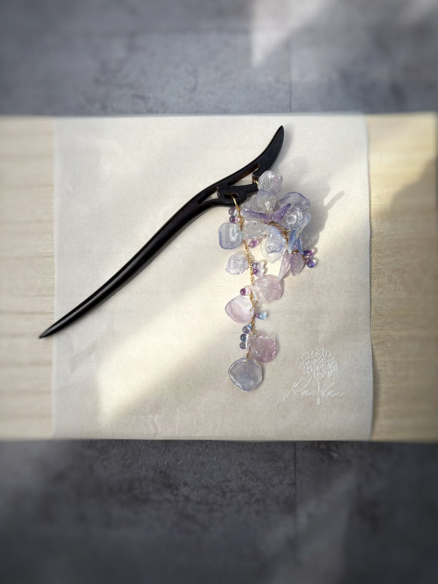 puaclear's tweet photo. #髪飾りで夏を迎えよう

本物の紫陽花が咲く天然黒檀の簪
この紫が最後の1つとなります https://t.co/Exe2d3Qbmi