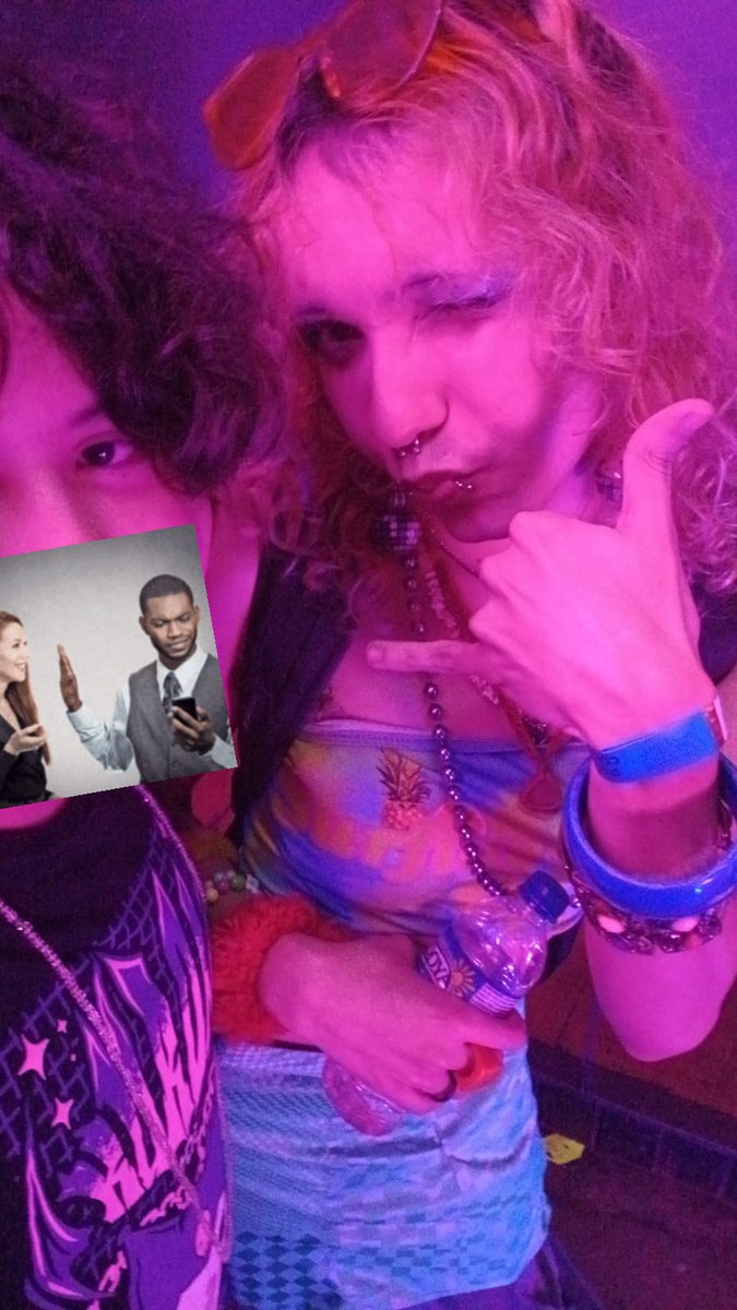 E_starmp3's tweet photo. Todos os artistas que eu tirei foto/conversei no evento de ontem (Trashtalkfestrj) Parte 1

Na ordem: 
1- @loopcinemas
2- @onlythevandal
3- TexM (nn achei o @)
4- The Young Dan (nn achei o @) https://t.co/5zJeFRK5aj