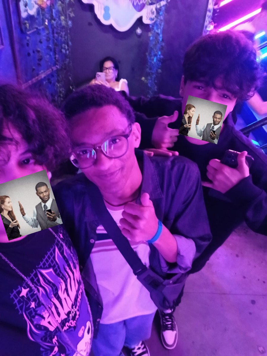 E_starmp3's tweet photo. Todos os artistas que eu tirei foto/conversei no evento de ontem (Trashtalkfestrj) Parte 1

Na ordem: 
1- @loopcinemas
2- @onlythevandal
3- TexM (nn achei o @)
4- The Young Dan (nn achei o @) https://t.co/5zJeFRK5aj