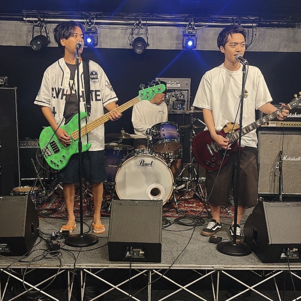 sushikaree's tweet photo. 対バンしてくださったTRASH POINTさん本当にありがとうございました🍣
9割オリジナルのセトリでめちゃくちゃカッコよかった🍛
本当に良い曲ばかりなので聴いてほしい🍣
またいつか必ず対バンしてください🍛
その時のためにめちゃくちゃ練習しときます🍣🍛
#スシカレー
#TRASHPOINT https://t.co/Tds2VIpWDn