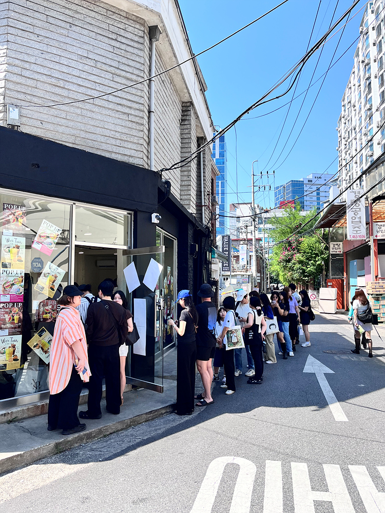 peincity's tweet photo. 성수 팝업 중에
사람들 손에 베이글 하나씩 들려있는 곳 있음

거기 테디스임 🥯

#테디스베이글 https://t.co/R17eueqbSH