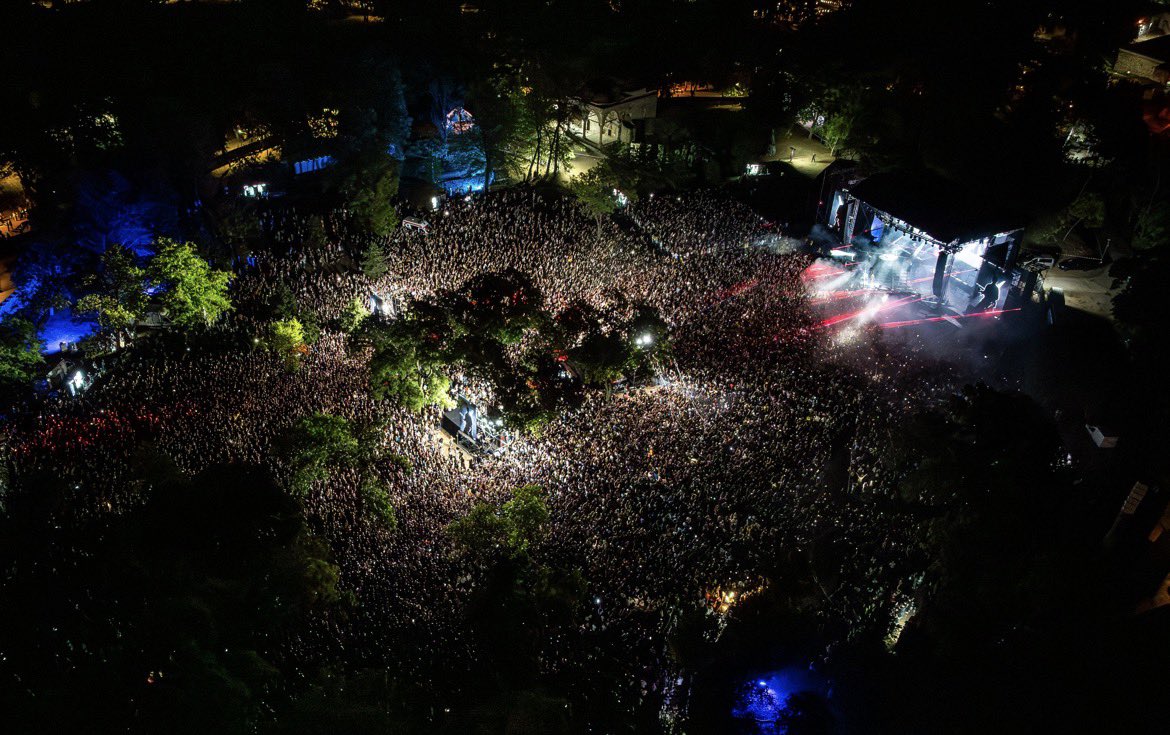sabotiramm's tweet photo. ovako vam izgleda 30 hiljada ljudi, malo ste se previse zaigrali sa tih “40 hiljada” 🙉 stvarno je smijesno drugariii https://t.co/hW9MKkLfOQ
