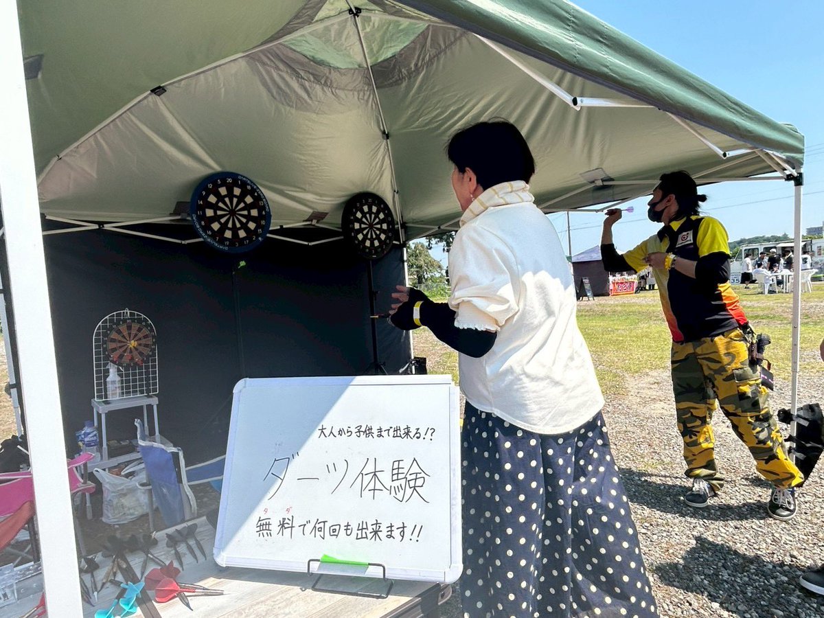 HKThirotsuba's tweet photo. euro bee2026 芦屋海浜公園
ダーツ体験ブースありがとうございました！
車のイベントでダーツ体験ブースというまた新しい場所でやれて楽しかったぁー🎯

よしき君、パパさん手伝ってくれてありがとうございました🙏
写真いつもありがとー彩花ちん📸

#嘉麻市スポーツ推進委員 https://t.co/WAi4L3Kltx