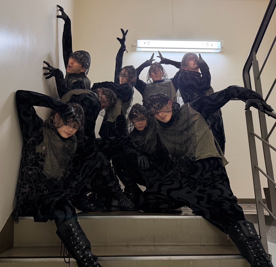 Kazuki_Sawatani's tweet photo. #舞台魔法使いの約束 後編 全33公演大盛況にて終演しました🎉
本当にたくさんのお客様にご感激いただき感無量です…

素敵な作品に出会えて感謝。
素敵な仲間に出会えて感謝。
そしてなにより、POW-ersを大事にしてくれてありがとうございました🙇

寂しい！！！

#まほステ #パワーズ #まほやく https://t.co/Mu50VKXOBW