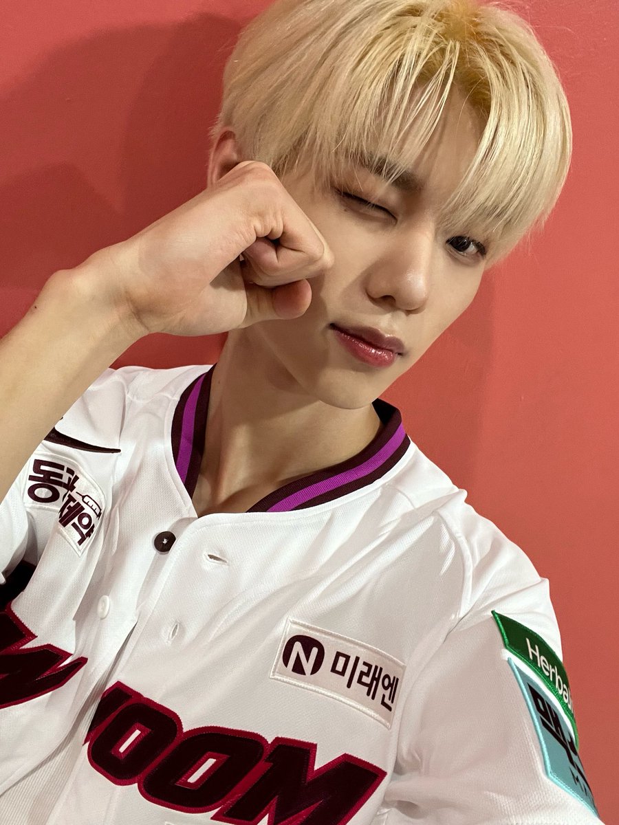EVNNE_official's tweet photo. ⚾️🏟️⚾️

#EVNNE #이븐
#이정현 #LEEJEONGHYEON https://t.co/X8CA6ZQUE7