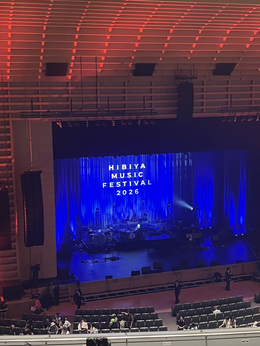 SAMO_ARINAN's tweet photo. 満員の東京国際フォーラムホールA 
みんなで立ち上がって歌った「どこもかしこも駐車場」いい空間だった。
日比谷野音の空を思い浮かべながら。
#森山直太朗 #日比谷音楽祭 https://t.co/gkG9d99fME
