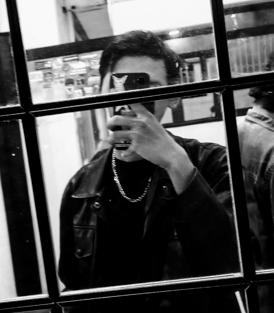 GODFlDENCE's tweet photo. happy satnight. https://t.co/EoDFjHAyP6