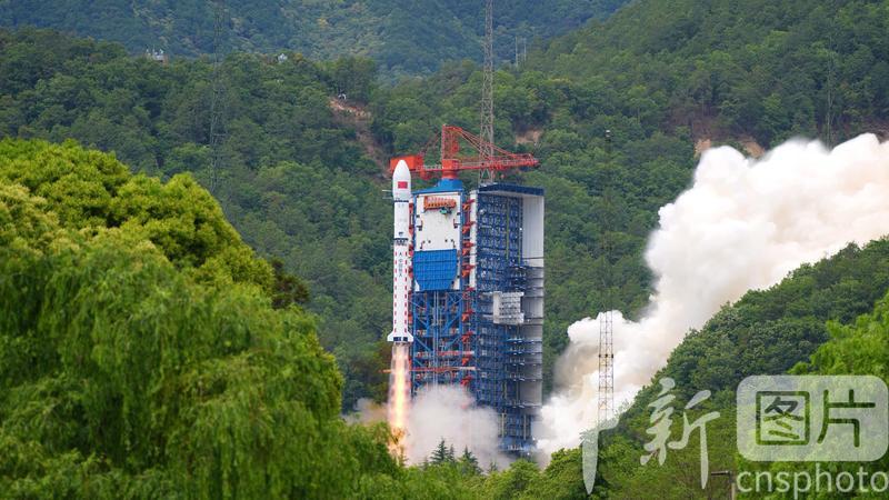 DoryYinxuan's tweet photo. BREAKING: China launched its direct-to-cell satellite internet test star this morning🚀
Your phone connects to space directly—no more dead zones!
China’s Starlink is here, commercial by end-2026.
#ChinaSatelliteInternet #DirectToCell #SpaceTech #6G https://t.co/uRFVbYvhsO