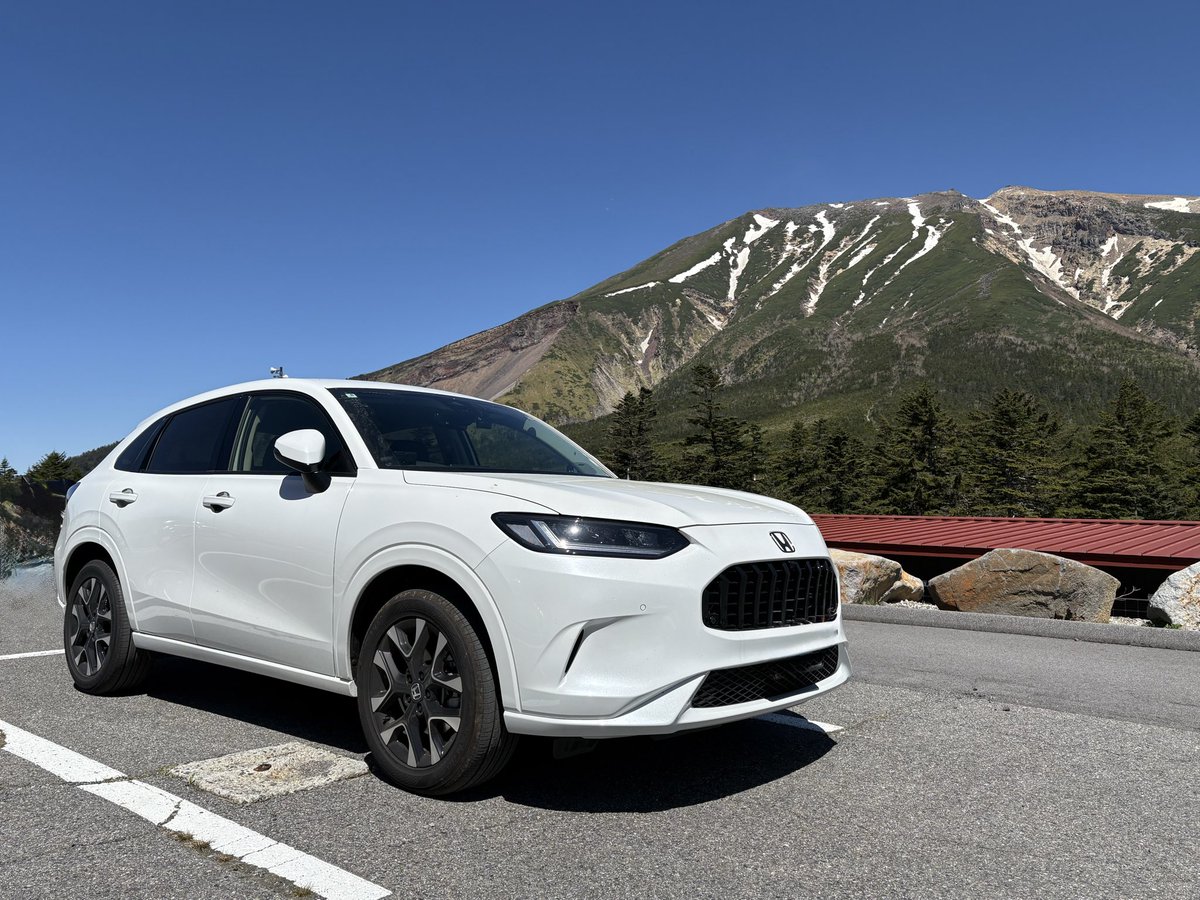 Volvoxc60B5's tweet photo. 今年の4月に国定公園に指定された御嶽山（3,067m)の7号目までドライブ。
11年半前に大規模な水蒸気噴火🌋があった火山とは思えない程の静けさ。だが風貌は活火山そのもの。
犠牲となられた方々とそのご遺族に対し、深く哀悼の意を表して山に向かい、合掌。🙏

#御嶽山
#ZRV
#火山
#災害
#合掌 https://t.co/zrlIinSJGU