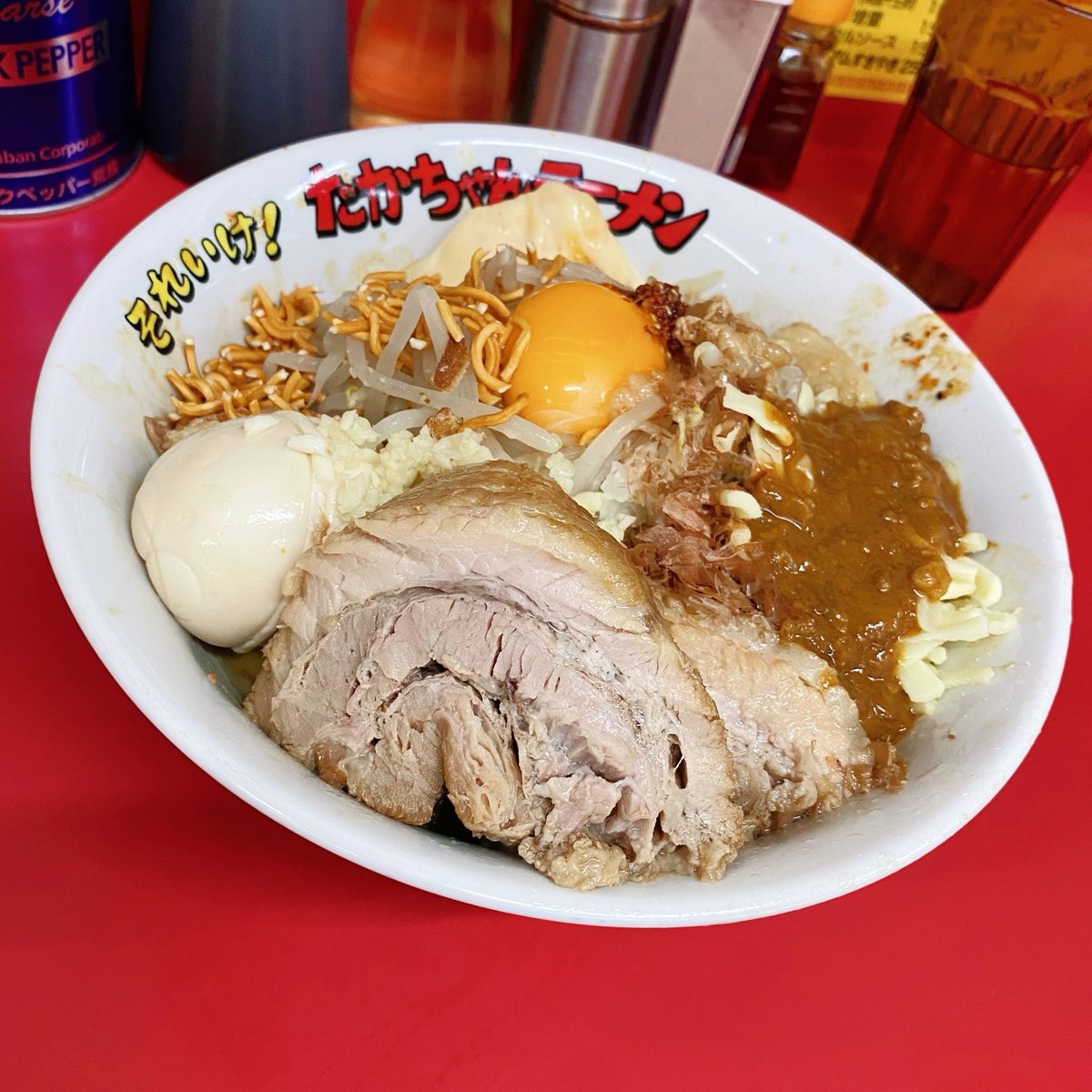 iggy33_3's tweet photo. それいけ！たかちゃんラーメン@守谷

極みまぜそば（全部マシ、ローストポーク）+豚増し+味玉

美容室帰りのお楽しみラーメン🍜
久々に来たら”極み”が始まってた♪
デフォの味を楽しみながらえびマヨ、カレーで味変を楽しむ‼️これぞジャンクオブジャンク😍
超極厚チャーシューがネ申すぎた✨ https://t.co/ZBujVYJiOf