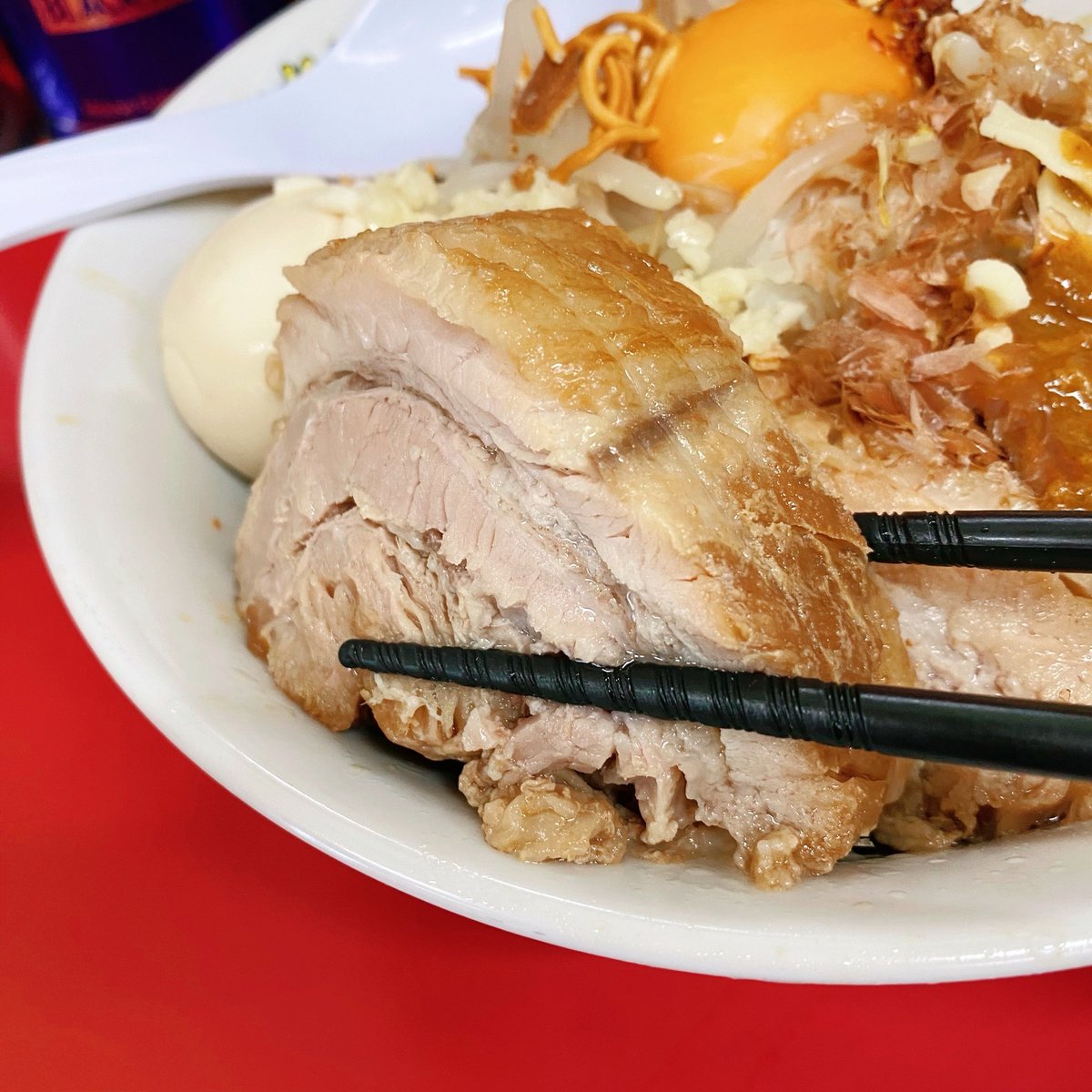 iggy33_3's tweet photo. それいけ！たかちゃんラーメン@守谷

極みまぜそば（全部マシ、ローストポーク）+豚増し+味玉

美容室帰りのお楽しみラーメン🍜
久々に来たら”極み”が始まってた♪
デフォの味を楽しみながらえびマヨ、カレーで味変を楽しむ‼️これぞジャンクオブジャンク😍
超極厚チャーシューがネ申すぎた✨ https://t.co/ZBujVYJiOf