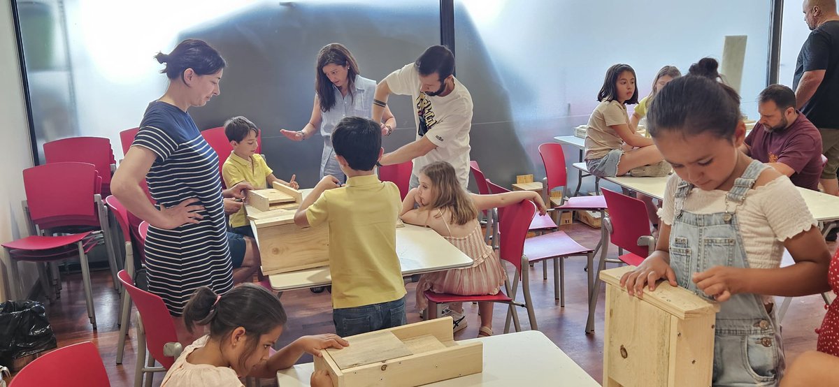 poravilaes's tweet photo. Como niños hemos disfrutado, aprendiendo sobre los murciélagos y construyendo refugios para su supervivencia en el Centro Medioambiental San Nicolás.

#Ávila https://t.co/zlp7CHD2ef
