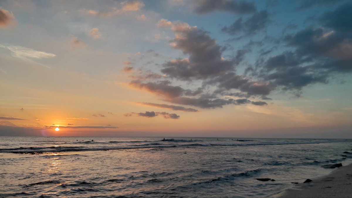 alphonxse's tweet photo. Akhirnya touched the sand, saw the shore with beautiful sunset and heard sound of the waves https://t.co/NJGr334PDS