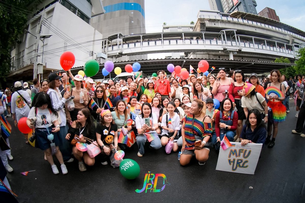 nookpaiofc's tweet photo. รถแห่กลางเมือง “JIRD Pride 2026”

ยืนยันและยินดีมากๆ 
ที่ได้เกิดเป็น เพศทางเลือก หรือ LGBTQ+
กับหัวใจหลากสี 🏳️‍🌈
ความรักที่บริสุทธิ์  ที่ สัมผัสได้เสมอ ￼

ขอบคุณแฟนคลับ ขอบคุณทุกคนที่มาร่วมสนุกในขบวนรถแห่ 
สนุกจัดๆ รักนะจ้ะ 🤍

OUR PRIDE IS PAIPAI
#BangkokPride2026

Facebook : #ป๊ายปายโอริโอ้ (Update)
🐳31.05.26🐳
#cnp_orio #PaiPaiorio 
#นุ๊กปาย #NookPai #nookpaiofficialfans