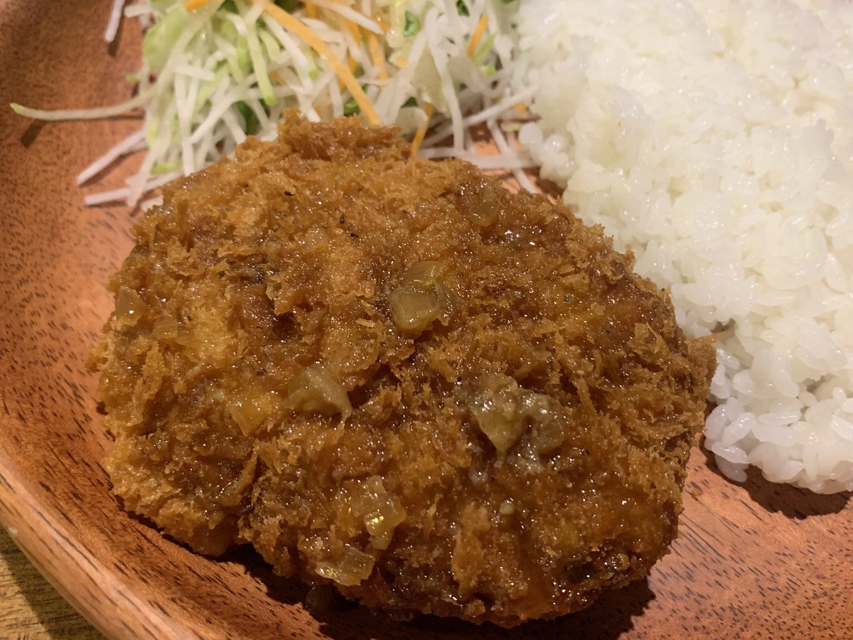 egg0_0egg's tweet photo. びくどんのメンチカツ美味しすぎるから定番メニューなってほしい https://t.co/2dcaYNPWaY