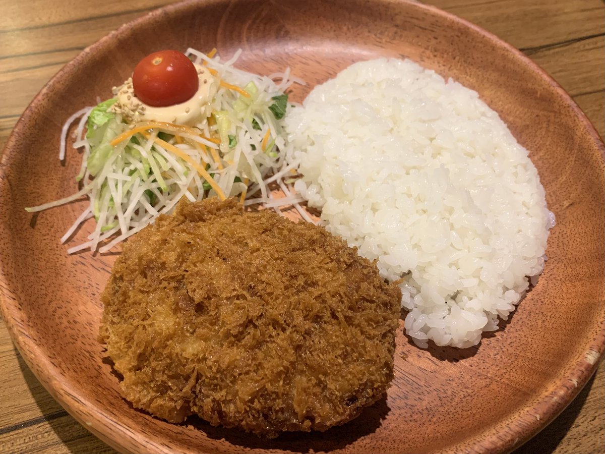 egg0_0egg's tweet photo. びくどんのメンチカツ美味しすぎるから定番メニューなってほしい https://t.co/2dcaYNPWaY